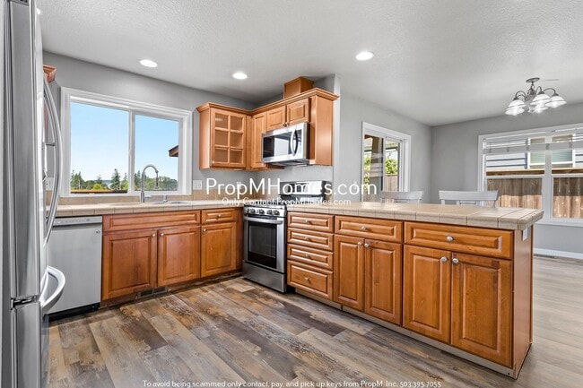 Building Photo - Updated 3 Bedroom Home in Molalla - Countr...