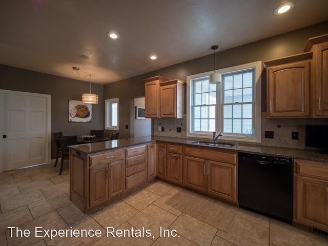 Foto del edificio - 6 br, 4.5 bath House - 6001 S. Mustang Avenue