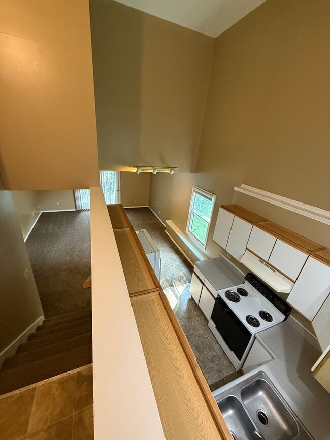 Building Photo - 3 bedroom, 2 bathroom duplex on Bloomingto...