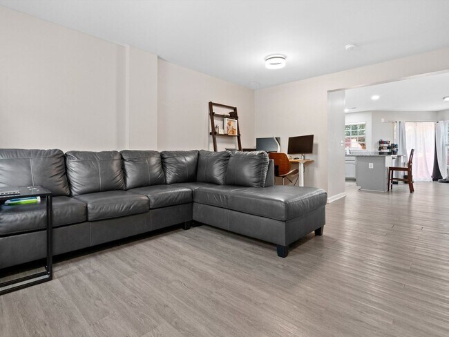 Building Photo - 3 Bedroom Townhome in Sterling
