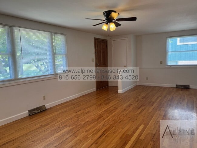 Building Photo - Ranch Home Near Gladstone!