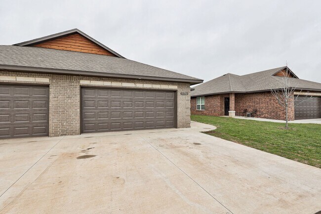 Building Photo - 3-Bed, 2-Bath Duplex with Waterway Views - Prime Location off I-40 in El Reno!