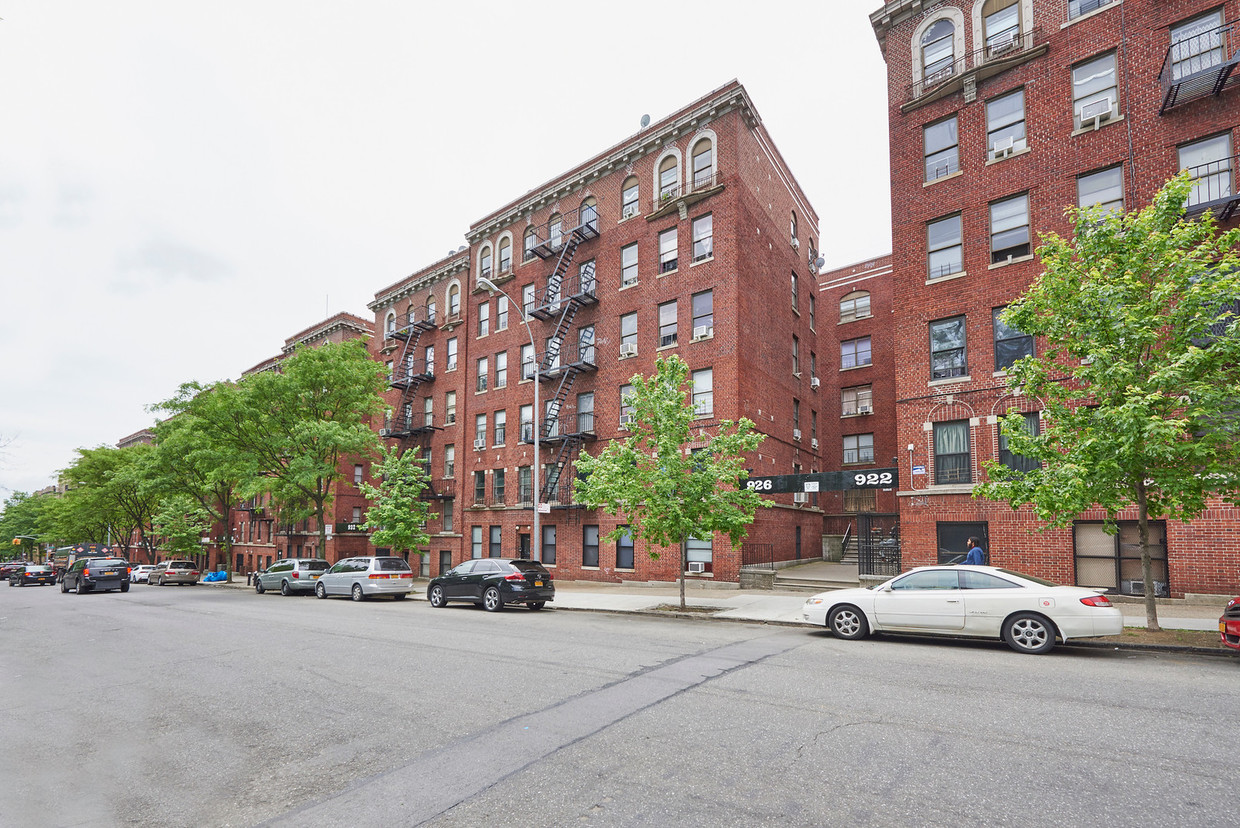 Primary Photo - 946 Bronx Park S
