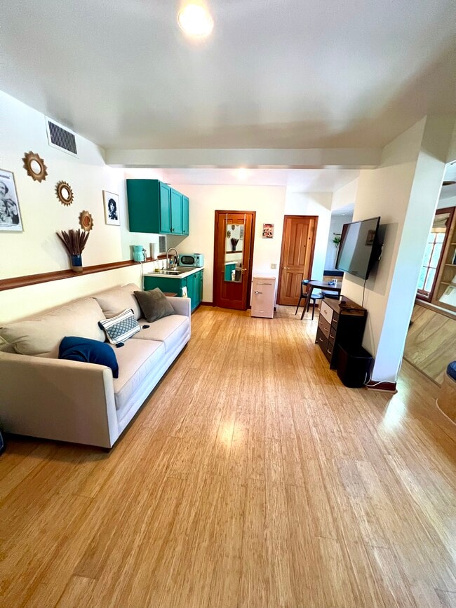 La sala de estar y la cocina pequeña se encuentran en la esquina trasera izquierda. - 8420 Lookout Mountain Ave