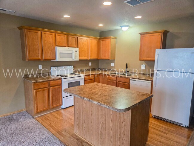 Foto del edificio - Pleasant Hill Townhome with 2-Car Garage & Walk-In Closets