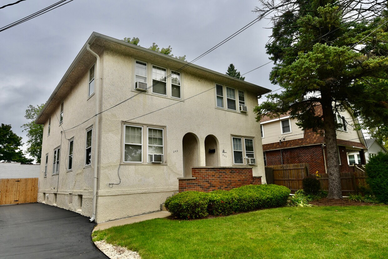 Primary Photo - 242 Highwood Ave