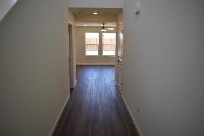 Foto del edificio - 708 Athena Dr