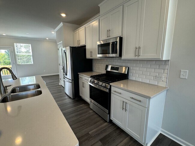 Building Photo - 3 Bedroom, 3 1/2 Bath 3 Story, End Unit To...