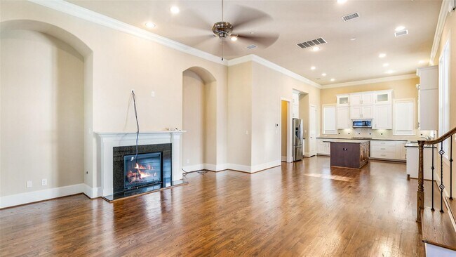 Building Photo - Townhome walking distance from Farmer's Ma...