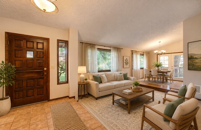 Foto del edificio - Spacious 3-Bedroom Home with Private Backyard Oasis