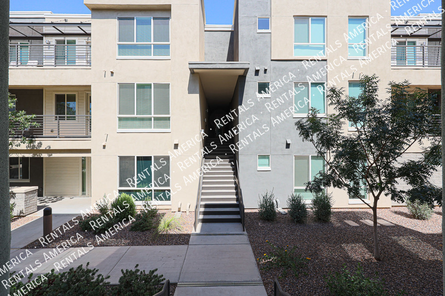 Primary Photo - 2 Bed 2.5 Bath Resort Style Living W/2 Car...