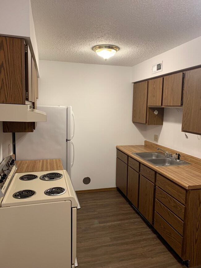 Kitchen - 400 N Hesperia St