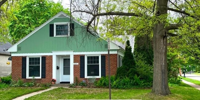 Building Photo - 289 Gunson St