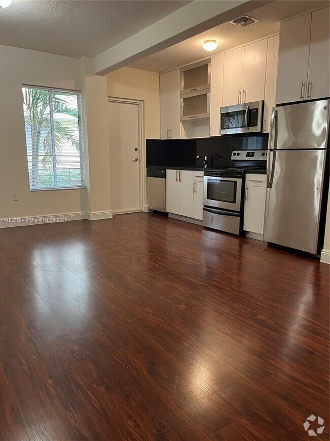 Building Photo - 2880 Pine Tree Dr