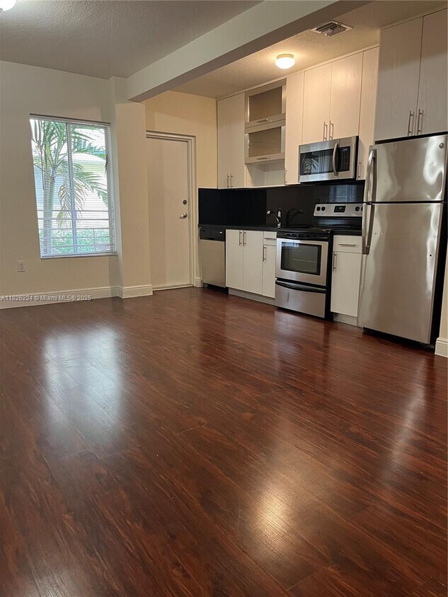 Foto principal - 2880 Pine Tree Dr