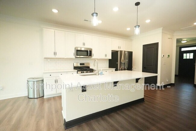 Foto del edificio - 4016 Rothwood Ln