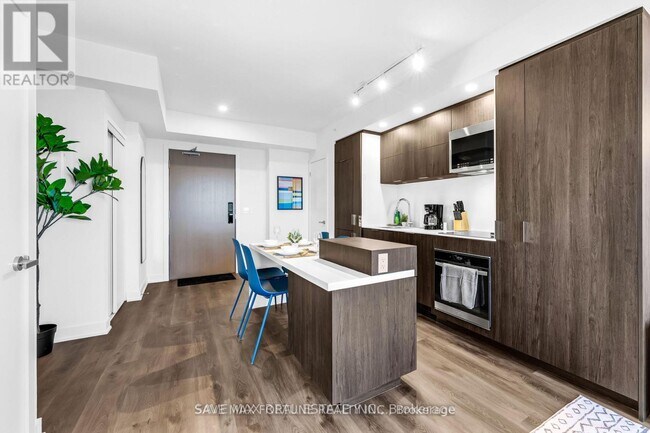 Building Photo - 370 Martha St