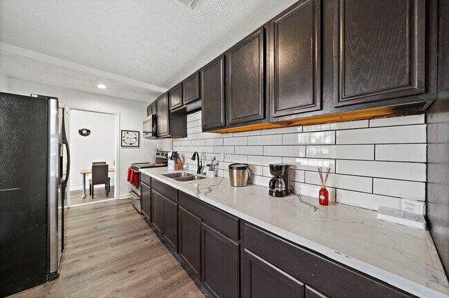 Foto del edificio - 5107 Dickens Rd