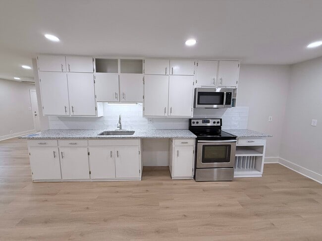 Building Photo - 414 12th St SE