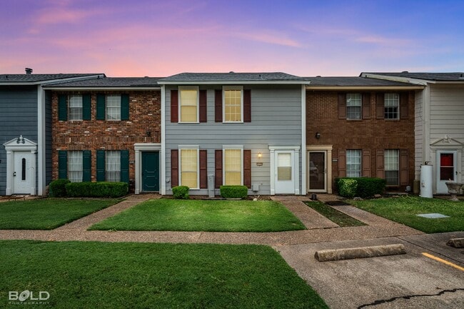 Building Photo - 3 bed 2 bath Town House