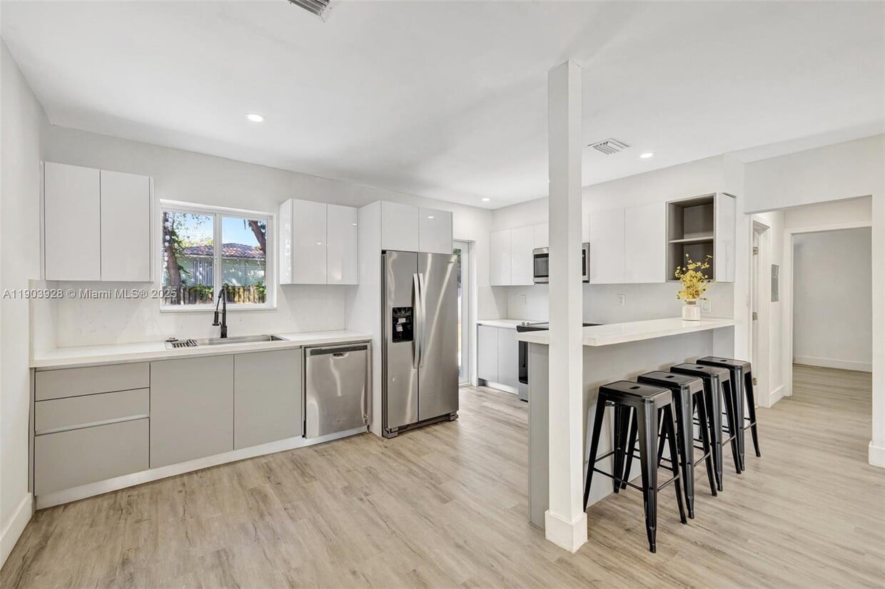 Foto principal - 843 SW 20th St