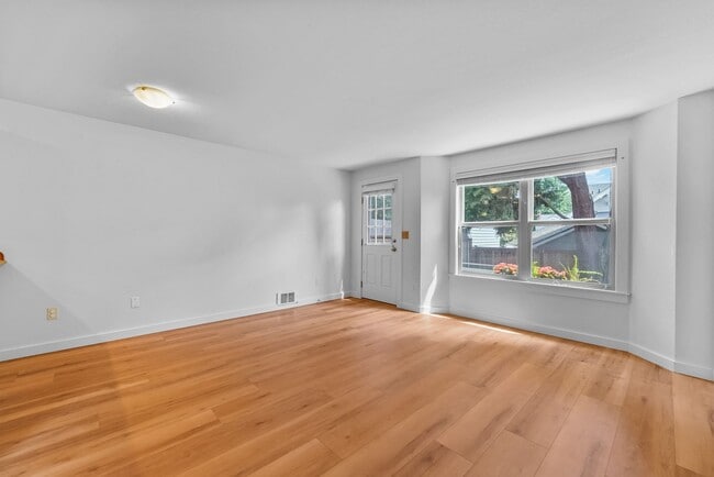 Building Photo - Impeccable Home
