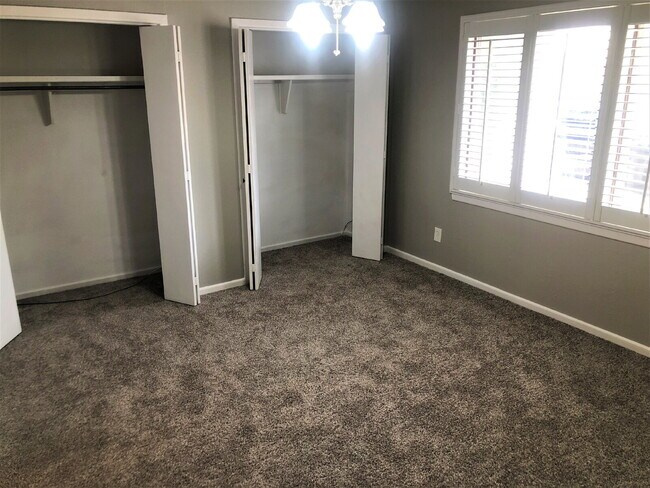 Foto del edificio - MOVE IN SPECIAL For This Captivating Townh...