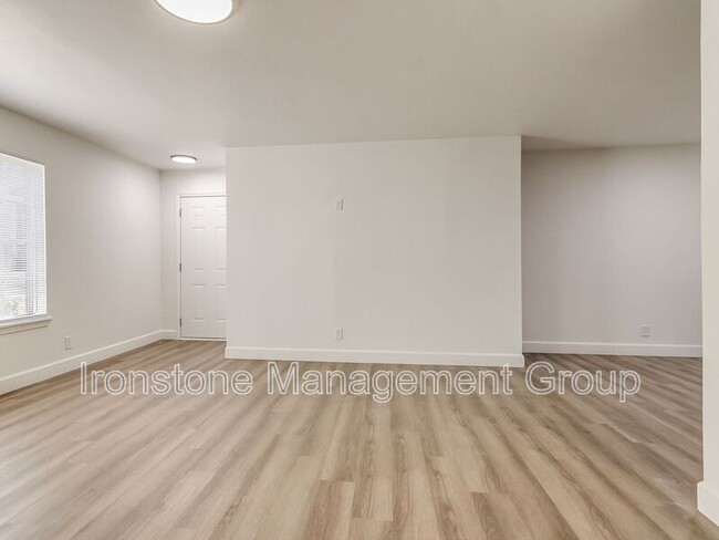 Foto del edificio - 4523 E 31st St