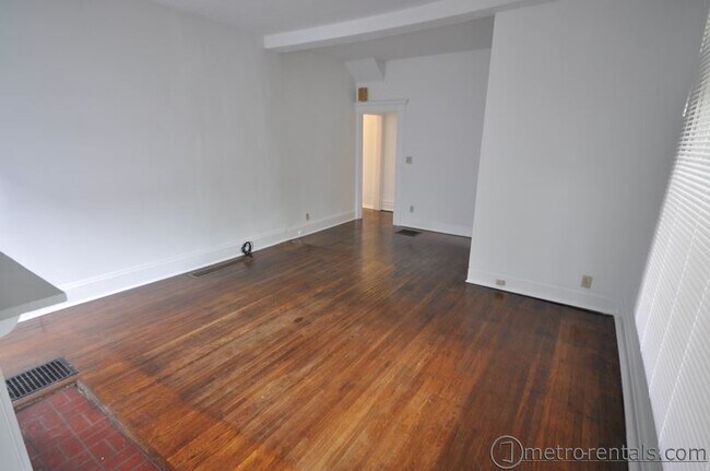 Sala de estar - 399 E Oakland Ave