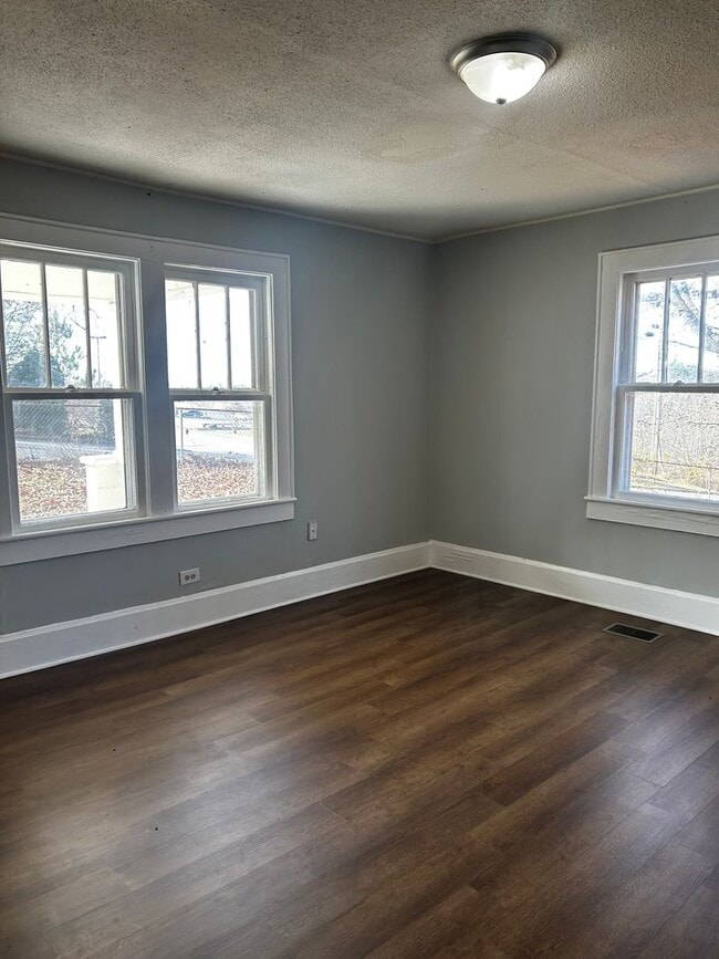 Building Photo - Seconds from Battlefield PKWY - 1 bed, 1 bath, newly renovated home!