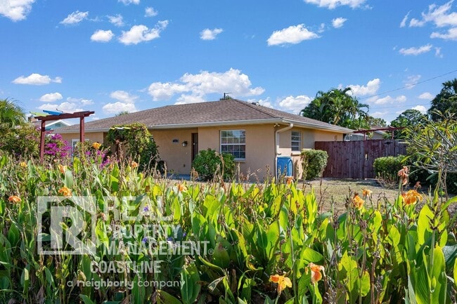 Building Photo - Welcome to Your Venice Oasis!