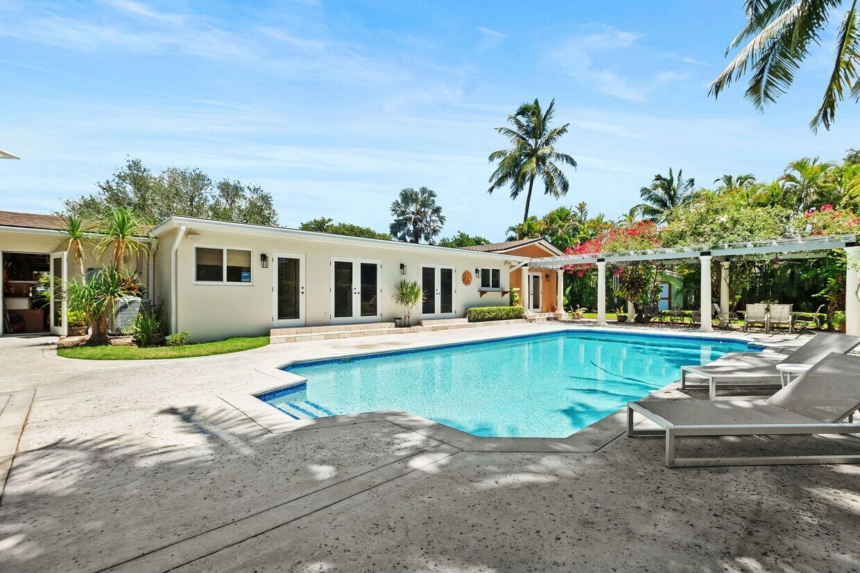 Foto principal - Stunning 4BR/3BA Pool Home with Outdoor Oa...