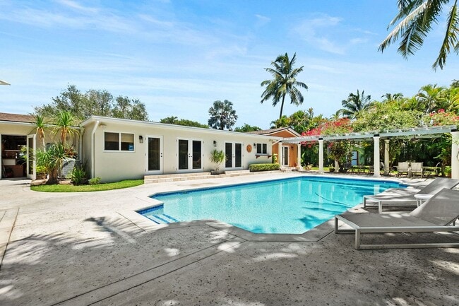 Stunning 4BR/3BA Pool Home with Outdoor Oa... - Stunning 4BR/3BA Pool Home with Outdoor Oa...