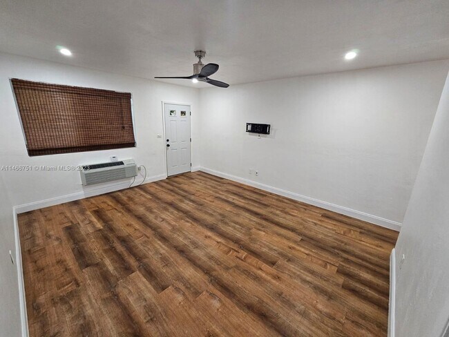 Foto del edificio - 1685 NE 124th St