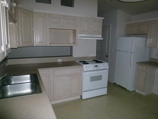 Building Photo - 2 Bedroom Apt, Pets Welcome!!!!