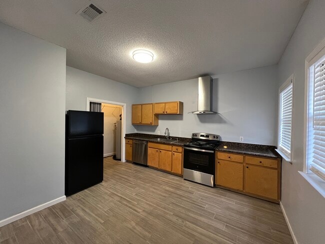 Building Photo - Willow Tree Apartments