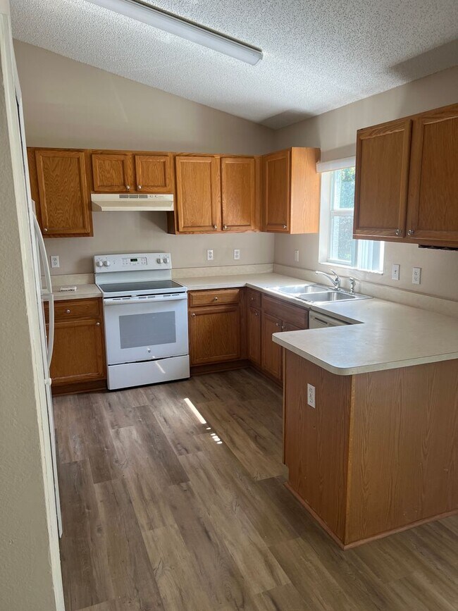Foto del edificio - Spacious 3/2 with Attached 2 Car Garage in Deltona Lakes!