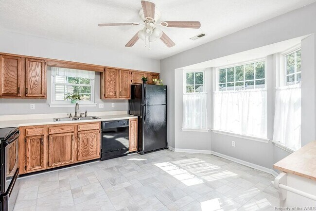 Foto del edificio - 1649 Skiffes Creek Cir