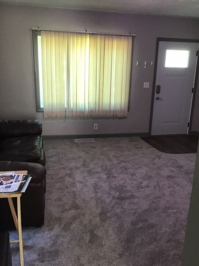 Building Photo - 3 Bedroom 2 Bath Single Family Home in Far...