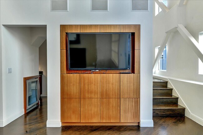 Building Photo - 33 Clementina St