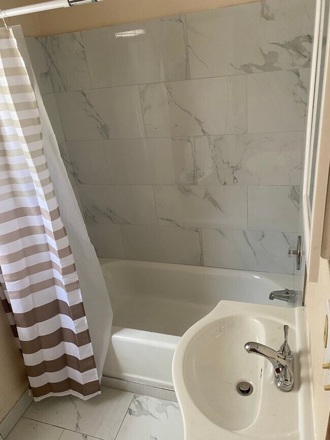 Foto del edificio - 3 Bedroom / 1 Bathroom - 2 Story House