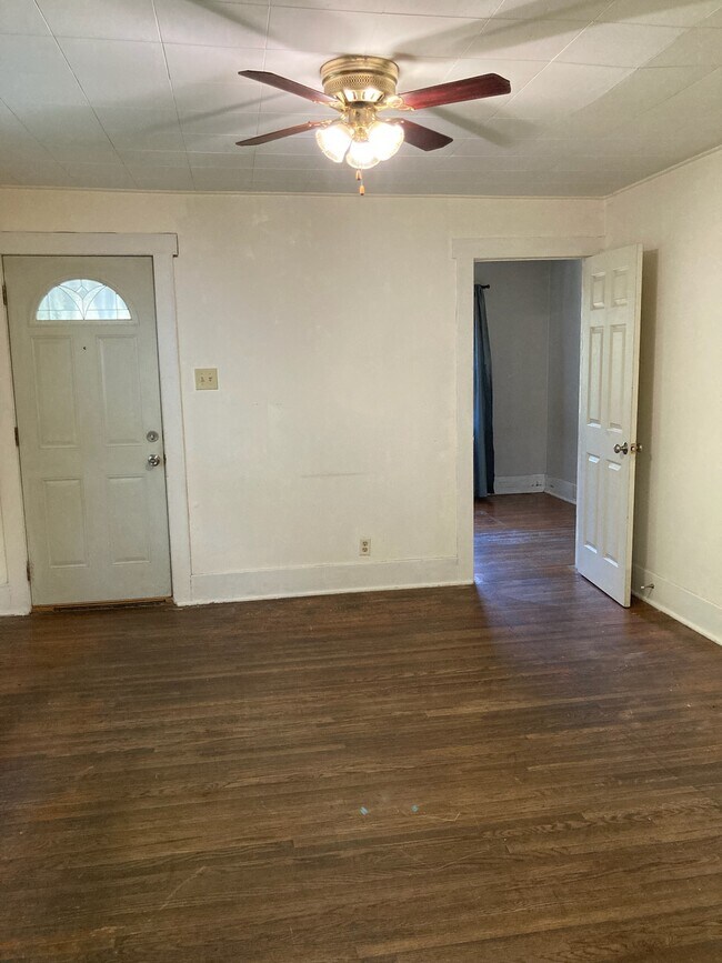 Foto del edificio - 113 E 7th St