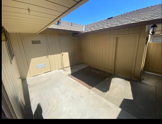 Building Photo - 1868 Cherokee Dr