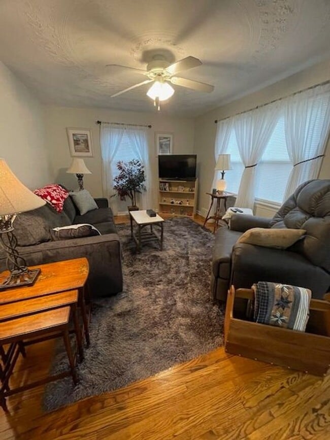 Building Photo - Immaculate Three Bedroom Home