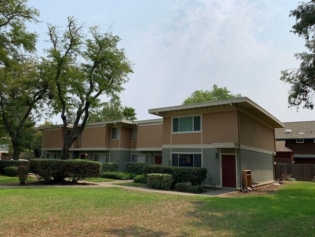 Building Photo - Step into a beautifully refreshed 3-bedroom, 1.5-bath condo that blends comfort, style, and unbea...