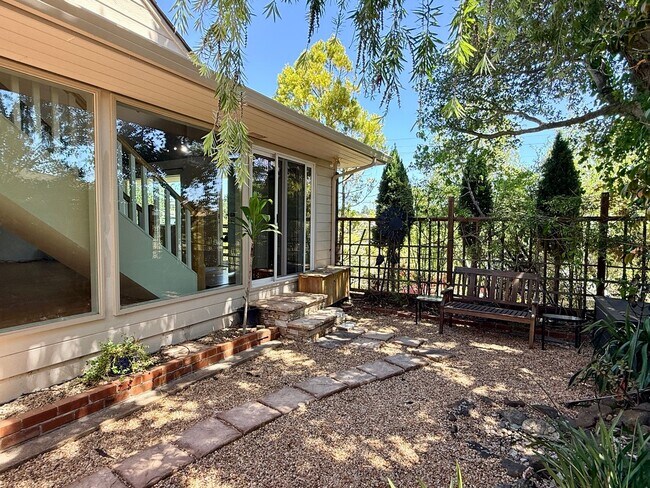 Foto del edificio - Belmont Home with Dedicated Office & Terraced Backyard