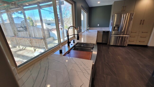 Kit facing covered patio - 108 Lexington Dr