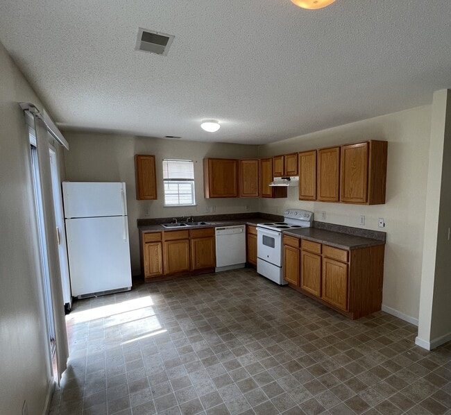 Building Photo - 221 Fox Grove Cir