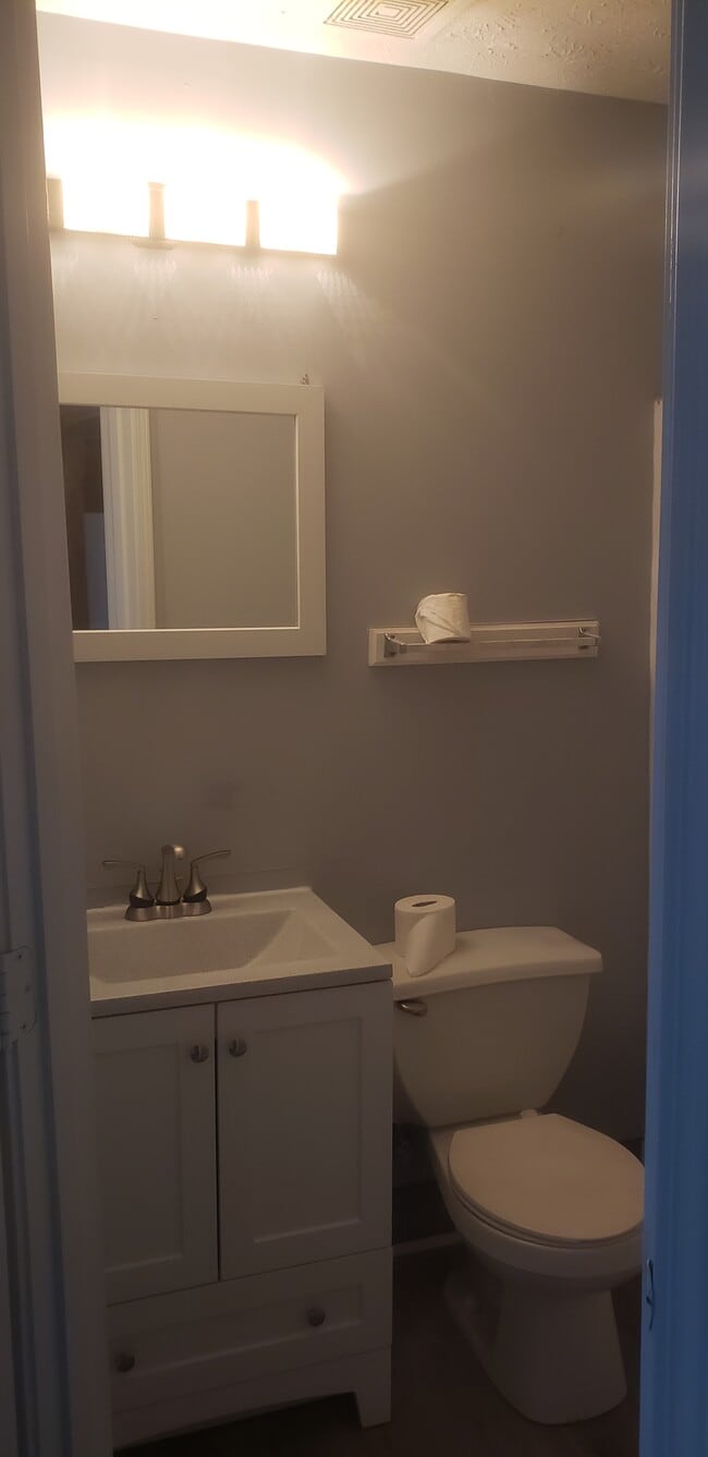 Building Photo - 500 Rosehip Ln