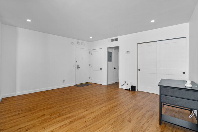 Building Photo - 7250 Franklin Ave